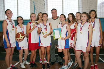 Команда баскетболисток с учителем и тренером Сергеем Ивановичем Лузиным