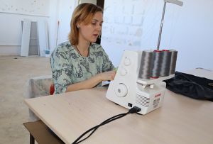 В Еманжелинске открылся пункт сбора гуманитарной помощи и мастерская по пошиву одежды для солдат СВО
