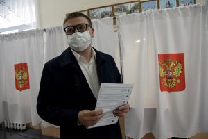 Губернатор Алексей Текслер в первый день голосования, 17 сентября, принял участие в выборах депутатов Госдумы