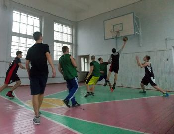 В Еманжелинске школьники 15-й выиграли кубок мемориала Кулешова по баскетболу
