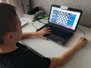Ученики объединения «Шах и мат» красногорского ДДТ «Алый парус» сразились в шахматы онлайн
