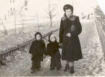 Март 1958 года. Мария Павловна со старшей дочкой и сыном на улице Чкалова в Еманжелинске