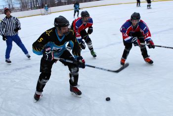Еманжелинские хоккеисты в первой игре IV межрайонного чемпионата «Возрождение» обыграли соперников из Каменки