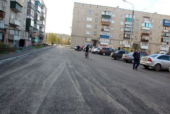 В Еманжелинске завершается асфальтирование улицы Шоссейной и двора на Северной, 44-46