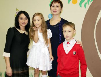 Воздушный поцелуй от Марины родным и близким... Любовь Сейферлинг и ее дети - Екатерина, Марина и Владимир