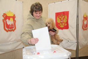 Избиратели Еманжелинского района приходят на участки голосования целыми семьями и даже с домашними питомцами