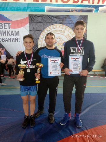 Дмитрий Воязитов и Матвей Воропанов из Еманжелинского района завоевали две медали на борцовском мемориале в Магнитогорске