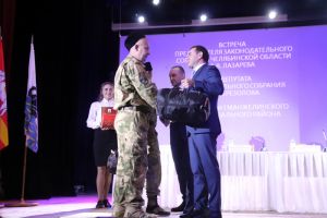 Председатель ЗСО Александр Лазарев передал спальные мешки еманжелинцам, участвовавшим в военной спецоперации