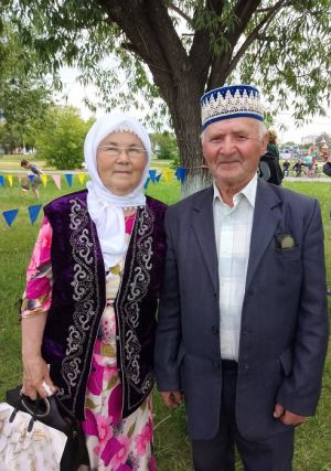 Супруги Рафик и Кадрия Булатовы на сабантуе в Еманжелинске. Июнь 2022 года