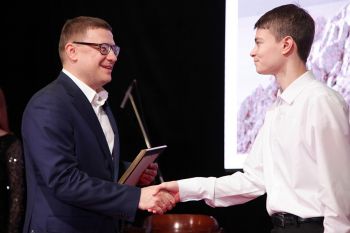 Пианист Иван Безлатников из Зауральской школы искусств Еманжелинского района удостоен стипендии губернатора