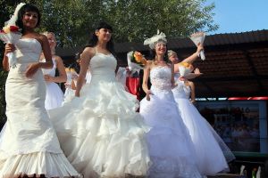 В Зауральском Еманжелинского района невесты приняли участие в забеге на шпильках
