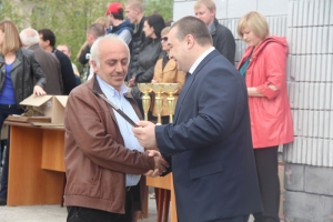 Евгений Светлов награждает предпринимателяУшанги Марабаева. Фото Наталии Балабановой