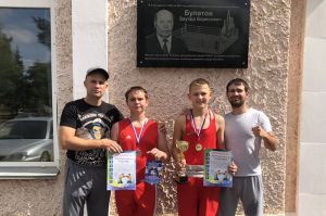 призеры с тренерами Павлом Летягиным и Дмитрием Токаревым
