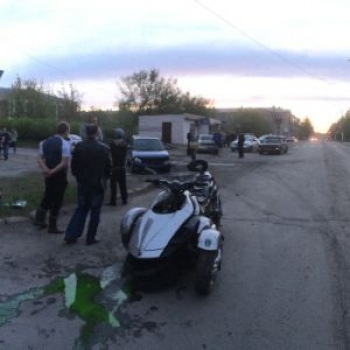 Вечером 19 мая на улице Гагарина в Еманжелинске, напротив мемориала, пьяный трициклист из Еткуля «поймал» два автомобиля