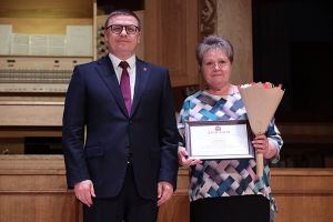 Фельдшер детской поликлиники Еманжелинска Ольга Соколова награждена премией губернатора