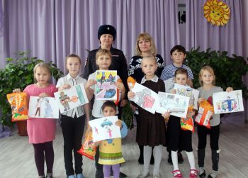 В Еманжелинске воспитанники приюта «Росинка» оформили выставку рисунков ко Дню сотрудника ОВД