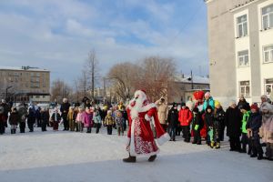 В Еманжелинске на празднике открытия новогоднего ледового городка было много музыки, смеха и радости