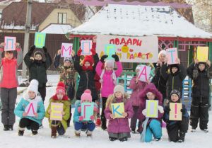 В Еманжелинске ребятишки из ЦДТ «Радуга» подключились к акции «Новогодний парад чудес» в поддержку онкобольных детей