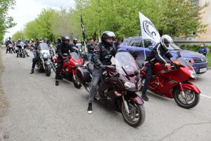 В Еманжелинске мотоциклисты региона открыли новый сезон концертом и массовым заездом