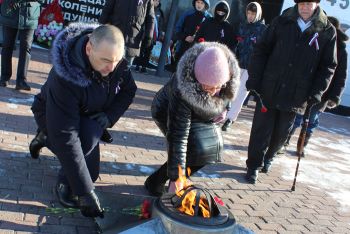 В честь Дня защитника Отечества на мемориале Славы в Еманжелинске состоялось возложение цветов