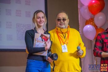 Лучший фотограф фестиваля Виолетта Крашенина и Евгений Завьялов, директор центра «Тайфун», организатор «Журналины»