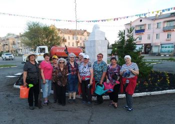 В поселке Красногорском Еманжелинского района члены женсовета ежегодно озеленяют клумбы