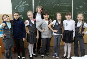 В этом учебном году Ксения Сергеевна Долгова набрала первоклашек, преподает также в третьем классе, а первые ее ученики теперь уже одиннадцатиклассники. На фото она с третьеклассниками