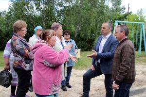 Жители поселка Батуринского пожаловались вице-губернатору Алексею Фартыгину на работу местной управляющей компании
