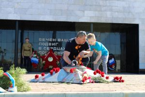 9 мая в Еманжелинске и поселке Зауральском состоялись церемонии возложения цветов к памятникам воинам, погибшим в годы Великой Отечественной