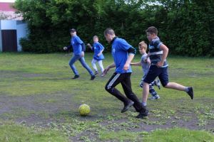Еманжелинские полицейские сыграли в футбол с подростками, отдыхающими в пришкольном лагере
