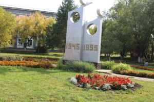 В Еманжелинске благоустраивают территорию около памятника «Журавли»