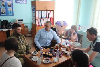 Глава района Евгений Светлов встретился еще с двумя земляками, защищающими страну в зоне СВО