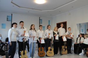 В Еманжелинске творческое объединение «Поющая струна» из ЦДТ «Радуга» выступило с отчетным концертом