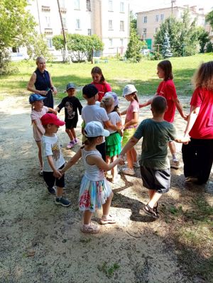 В Еманжелинске во дворах проходят игровые программы для детей