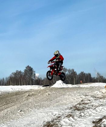 Алексей Сельницын выиграл гонку в заезде 65-кубовых мотоциклов на открытых соревнованиях в Зауральском