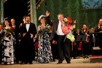 Александр Филиппович Ведерников во время концерта в Челябинске