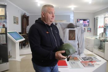 Глава Еманжелинска Дмитрий Гатов передал в дар еманжелинскому музею шлем, который спас жизнь бойцу во время боя, и флаг ДНР
