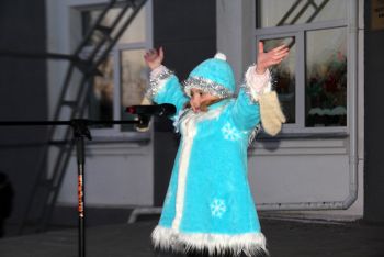 В Еманжелинске на открытии снежного городка прошел конкурс маленьких Снегурочек