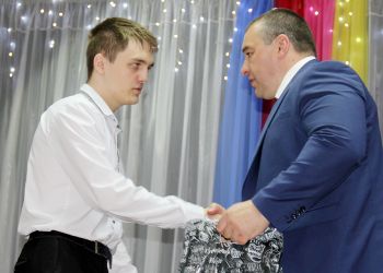 Триумф-2018: глава района Евгений Светлов вручил успешному выпускнику Сергею Зинченко подарок