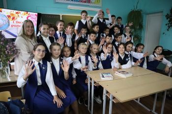 Преподаватель физкультуры еманжелинской школы № 4 Елена Крутых отметила профессиональный праздник в 38-й раз