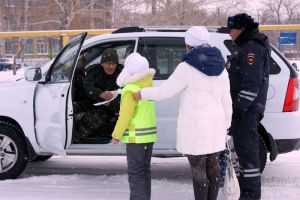 В Красногорском Еманжелинского района юные инспекторы движения вручили водителям письма