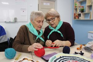В Еманжелинске объединение серебряных волонтеров «Рука милосердия» организовало мастер-класс по плетению ковриков для участников СВО