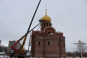 В поселке Зауральском Еманжелинского района на строящемся Свято-Серафимовском храме установлен купол с крестом