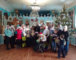 Рождественские подарки получили дети, пациенты и сотрудники горбольницы, посетители центра социального обслуживания населения и одинокие старики