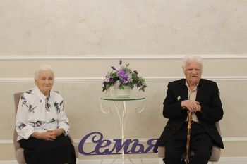 В еманжелинском загсе чествовали супругов Макаров, которые 65 лет идут по жизни рука об руку