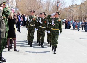 Победители - старшеклассники школы № 2 и лучший командир Максим Арестов