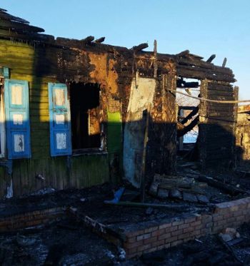 Погорельцы, лишившиеся дома на станции Еманжелинск, нуждаются в помощи