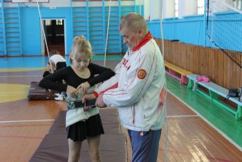 В детско-юношеской спортивной школе Еманжелинска вот уже год работает секция акробатики