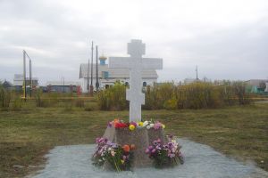 В селе Еманжелинка Еткульского района на месте разрушенного храма установлен Поклонный крест