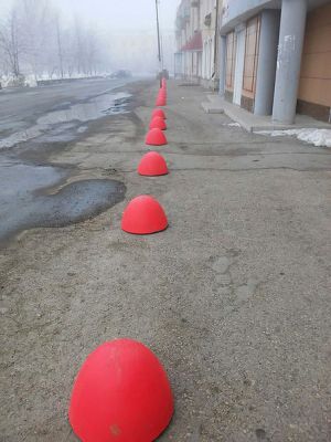 В Еманжелинске по просьбам горожан популярный «библиотечный» тротуар отделили от проезжей части